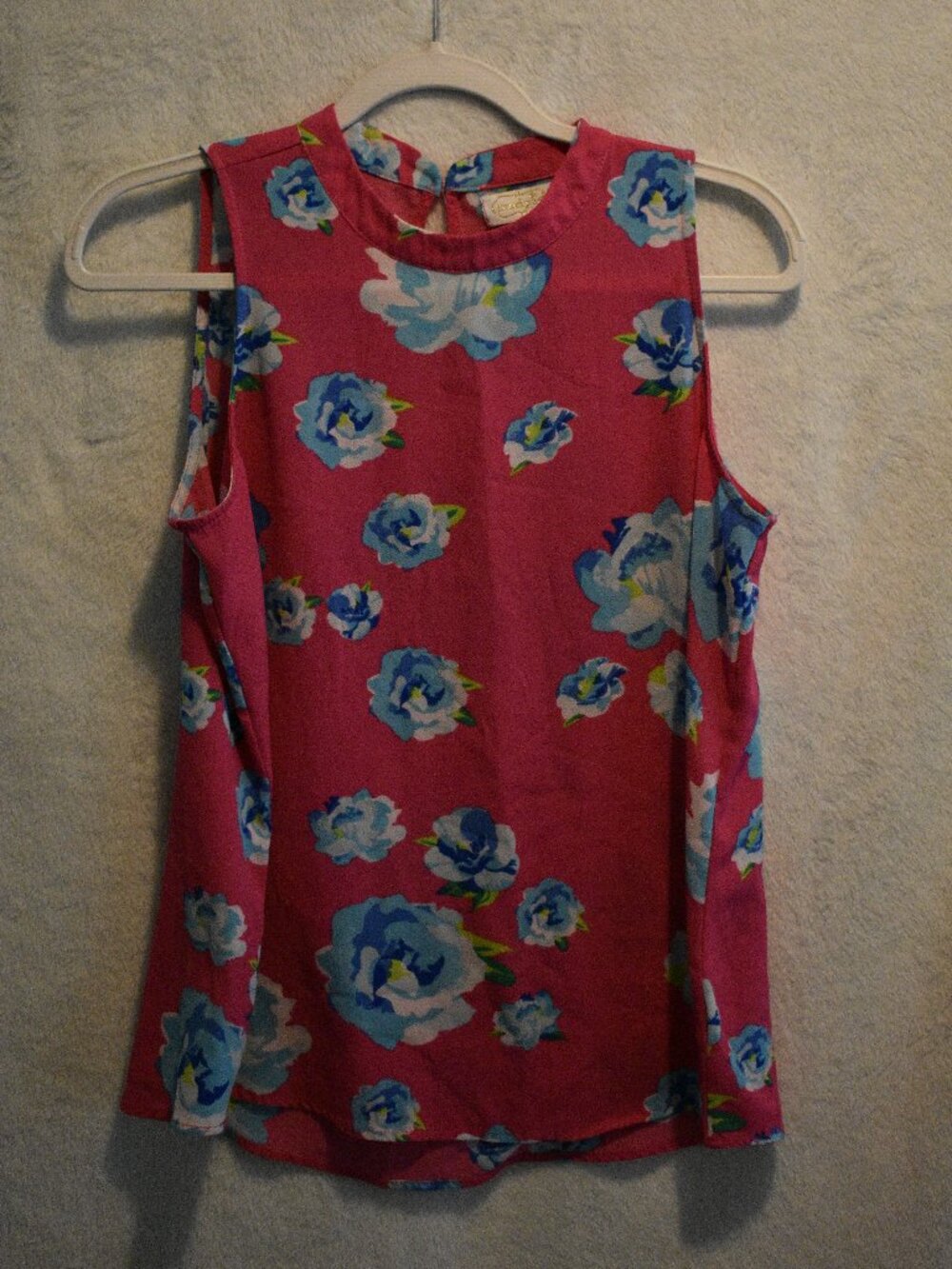Sleeveless women's shirt
